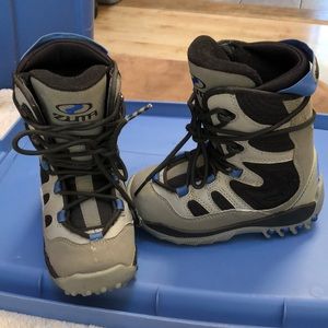 Zuma kids snowboard boots. Good condition -grey black and blue